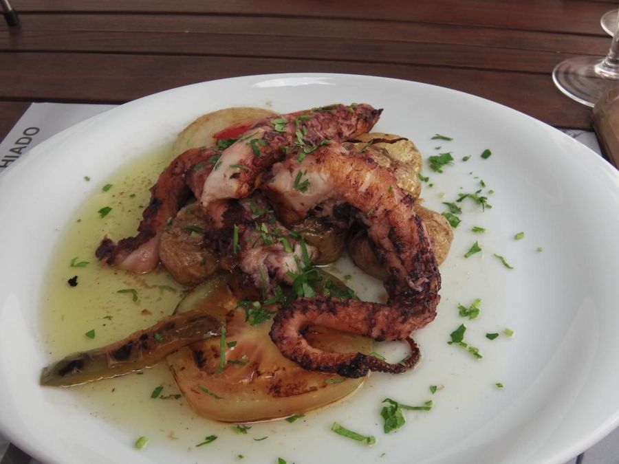 Gegrilde octopus met olijfolie