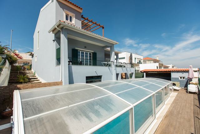 A cobertura retrátil que mantém a piscina quente