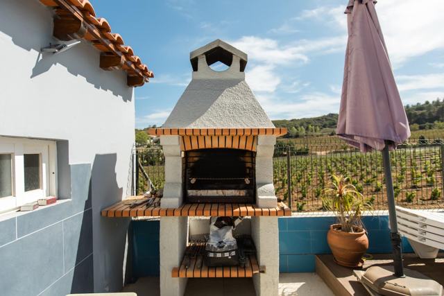 A churrasqueira, com vista para as vinhas