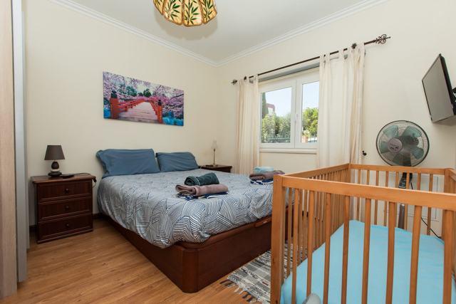 Quarto com cama de casal e berço