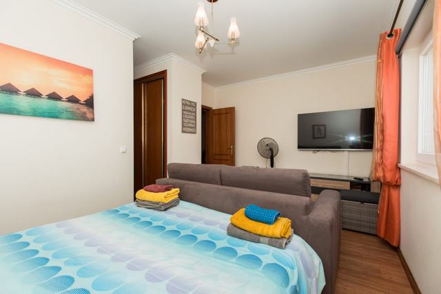 Quarto com cama de casal e sofá-cama