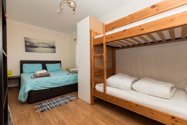 Quarto com cama de casal e beliche
