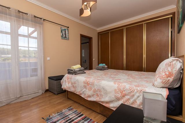 Suite com cama grande e roupeiros