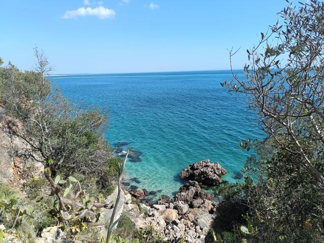 De turquoise baaien van de Serra da Arrábida