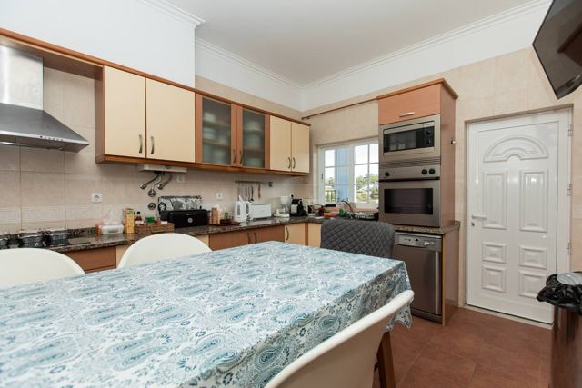 A cozinha, com a sua mesa