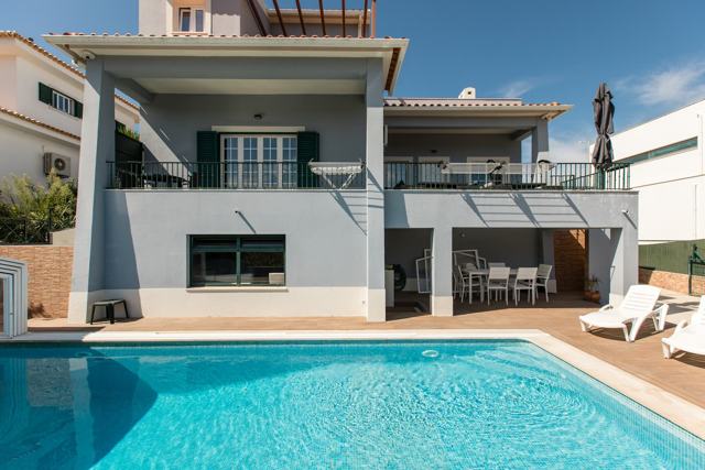 A casa vista do lado da piscina