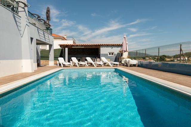 A piscina aquecida e as espreguiçadeiras