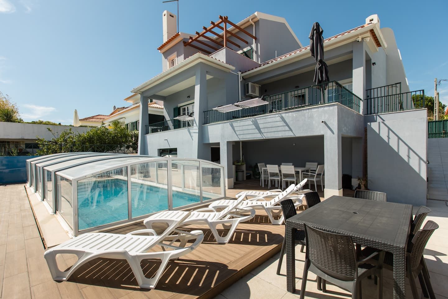 A piscina, a cobertura retrátil e o terraço