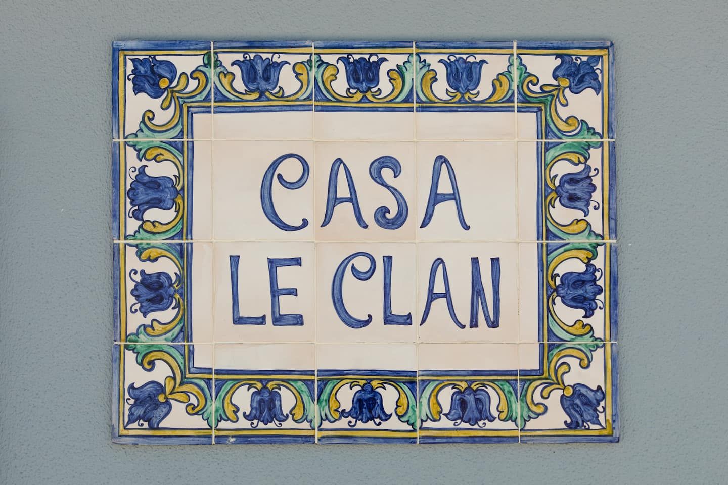 Het azulejo-naambord “Casa Le Clan” op de gevel