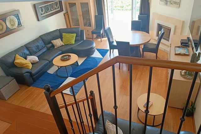 A sala de estar e de jantar vistas da escada
