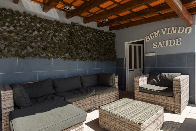A sala coberta junto à piscina