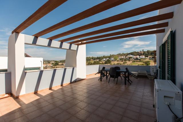 O grande terraço do piso de cima