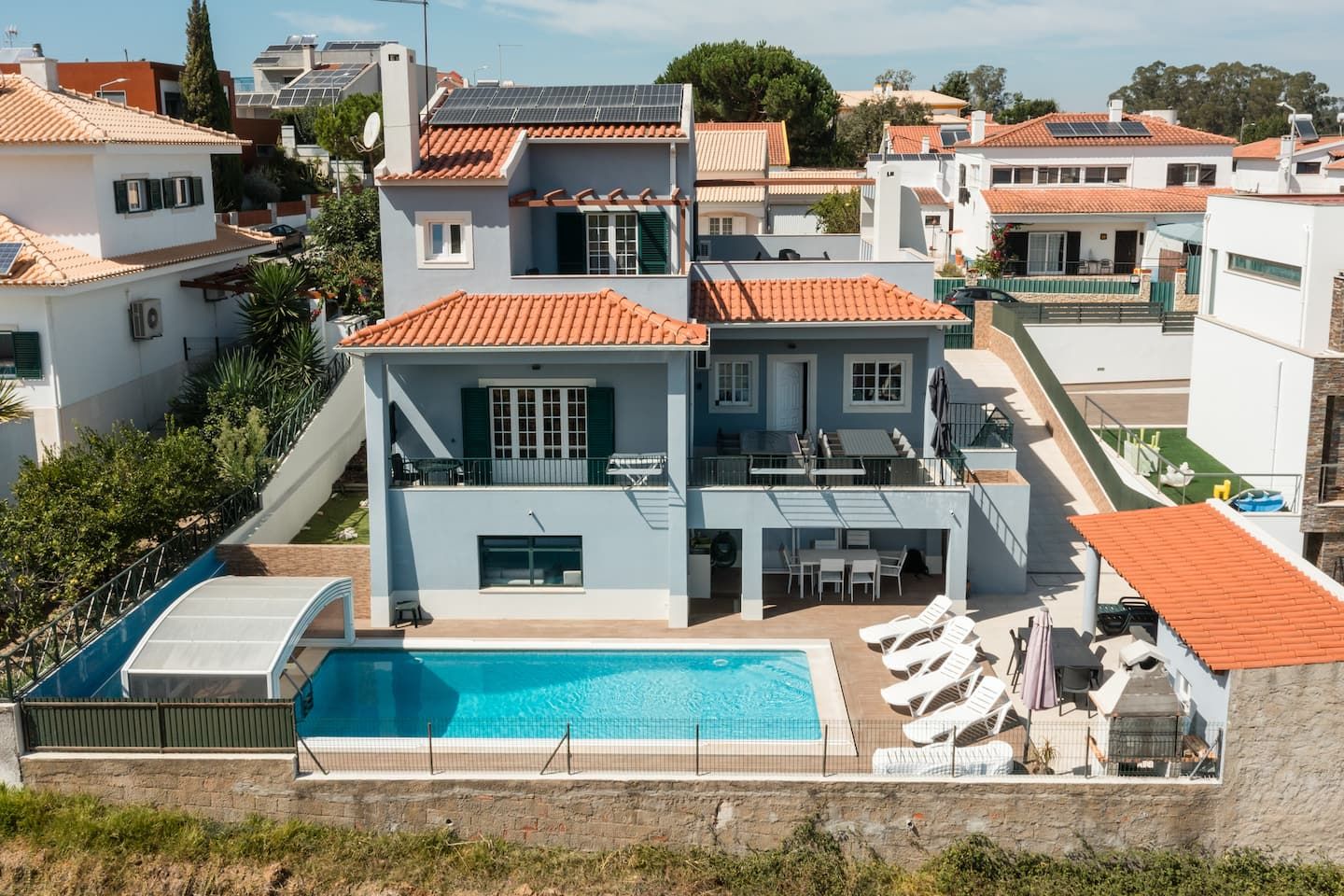 De villa en het zwembad van bovenaf, in Sampaio